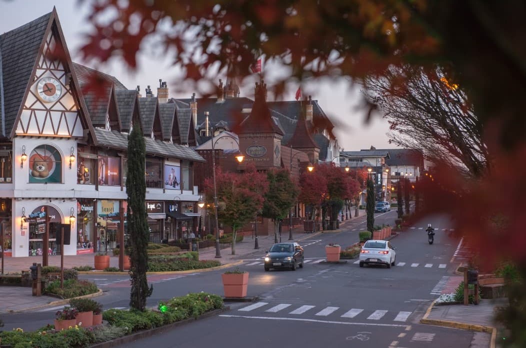 Hotel em Gramado com arquitetura típica da serra gaúcha em meio ao verde