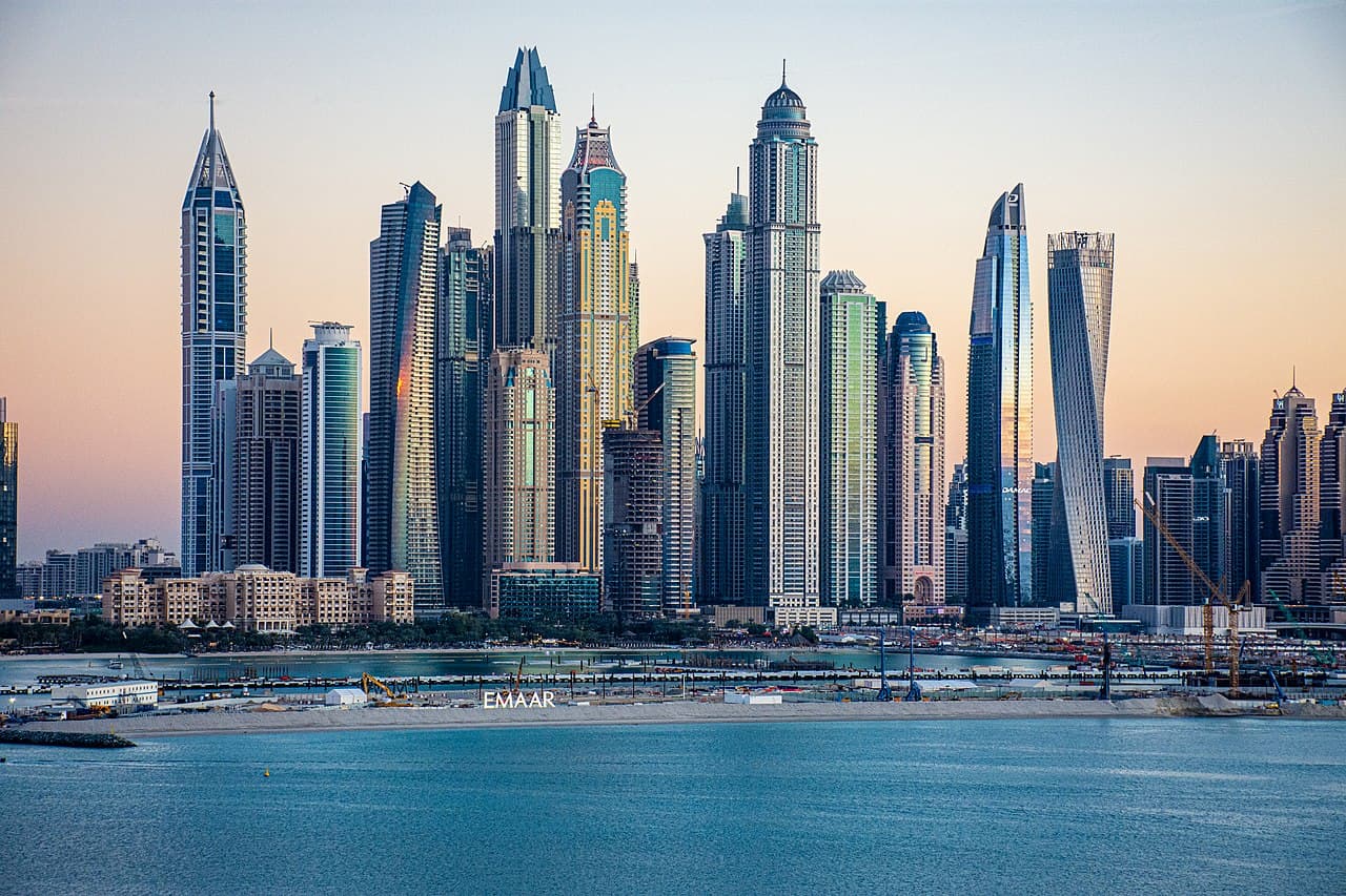 Skyline da Dubai Marina ao entardecer, com arranha-céus e o canal de água