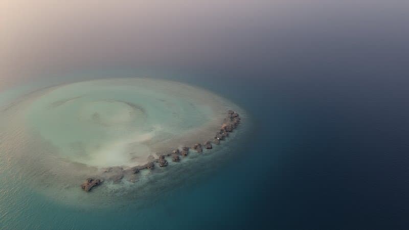 Atol das Maldivas visto de cima com bangalôs overwater