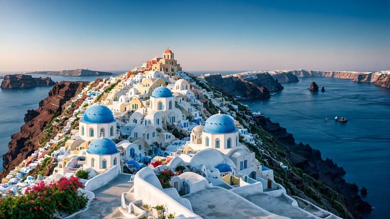 Santorini Grécia casas brancas e cúpulas azuis ao pôr do sol