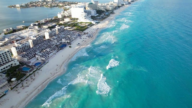 Cancun praia turquesa e ruínas maias