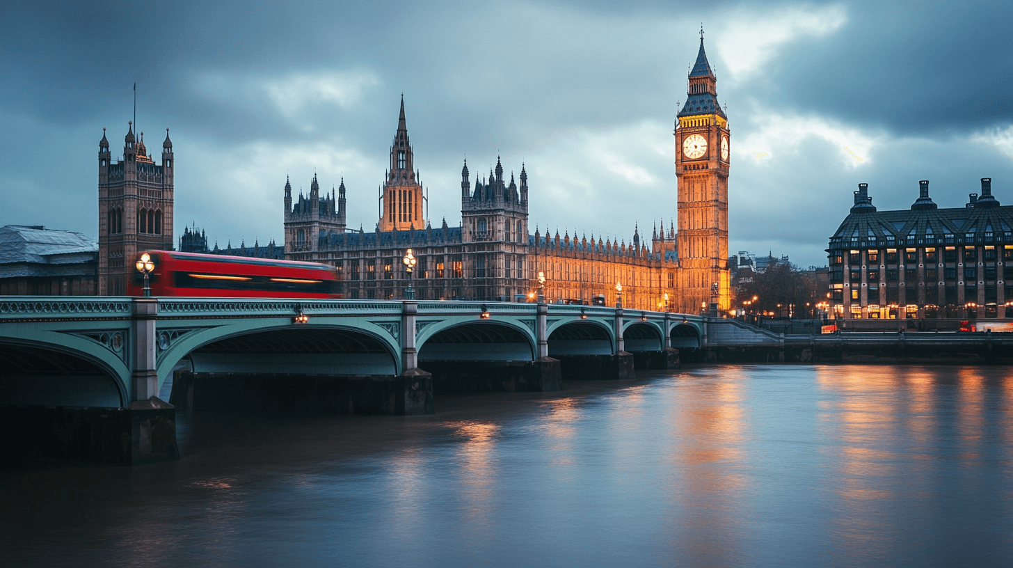 Big Ben e Parlamento vistos do outro lado do Tâmisa ao anoitecer com ônibus vermelho