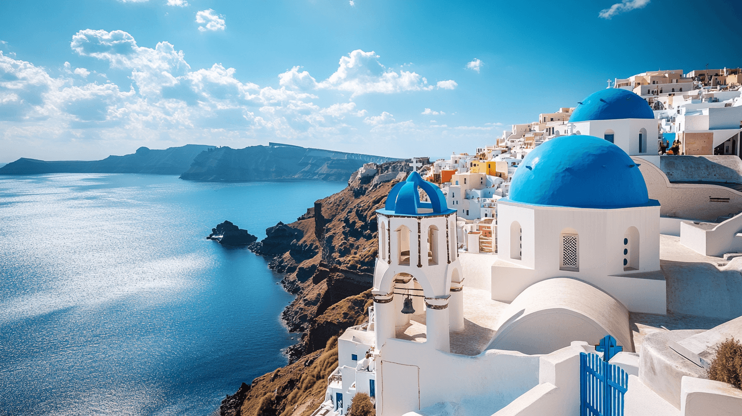 Igrejas de cúpulas azuis em Santorini com construções brancas e mar Egeu ao fundo