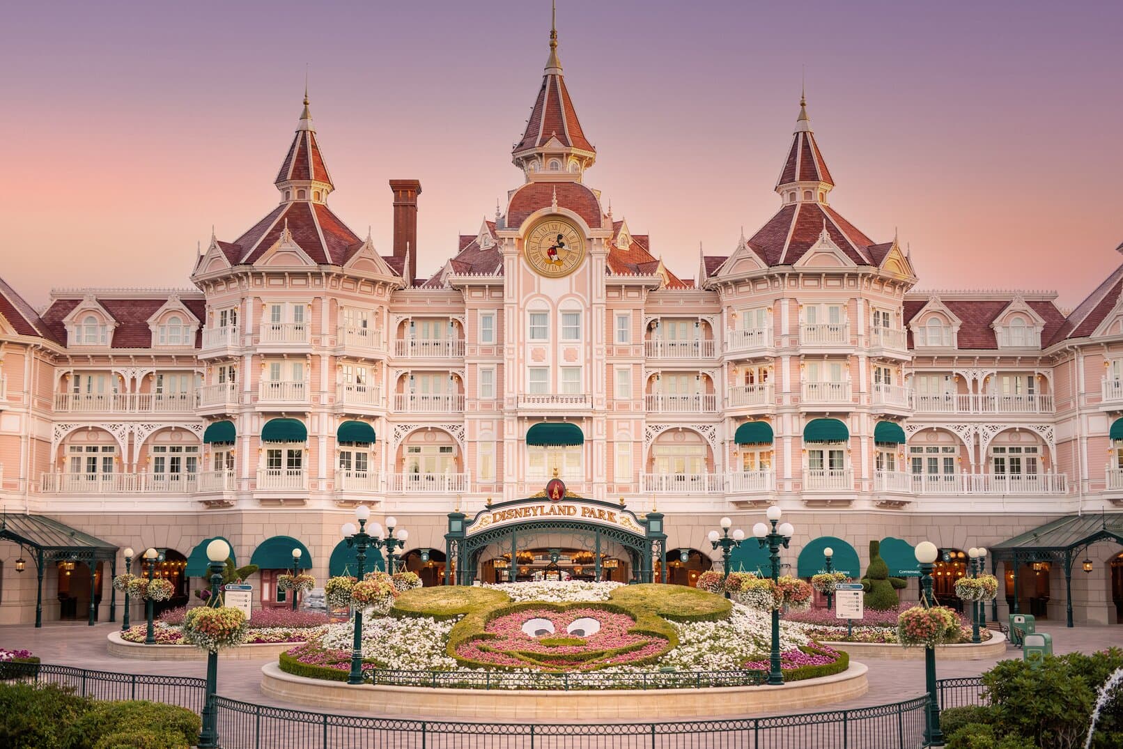 Resort da Disney em Orlando à beira de lagoa, com arquitetura temática e área de piscina