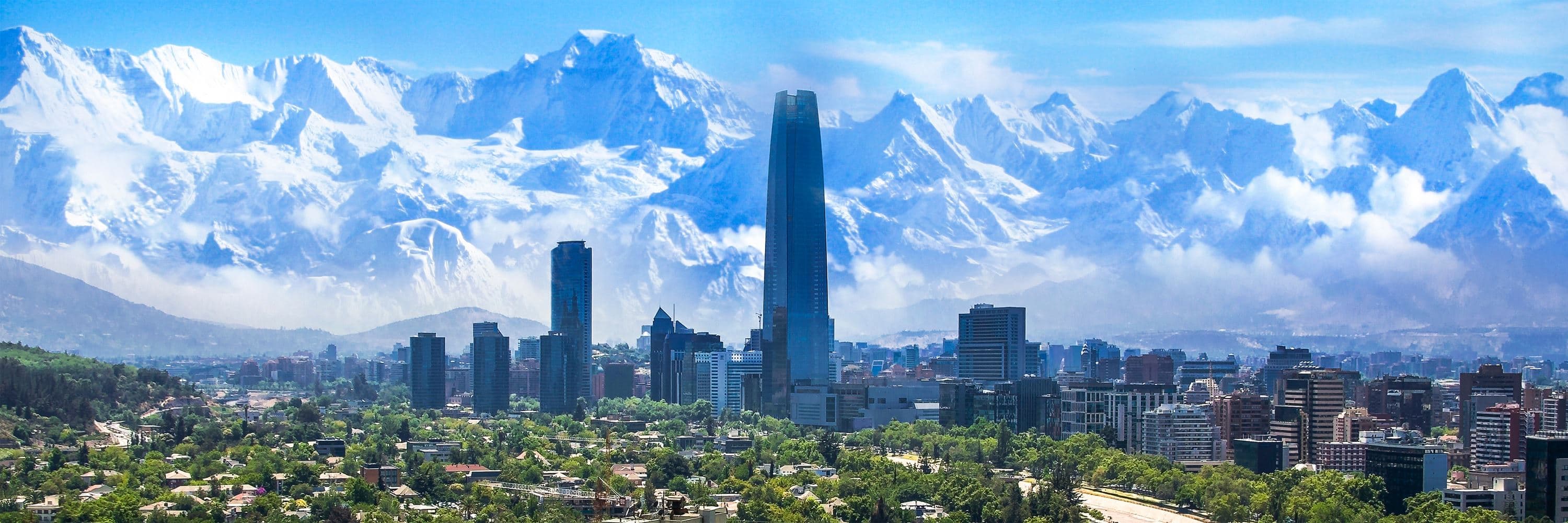 Skyline de Santiago do Chile com a Cordilheira dos Andes nevada ao fundo